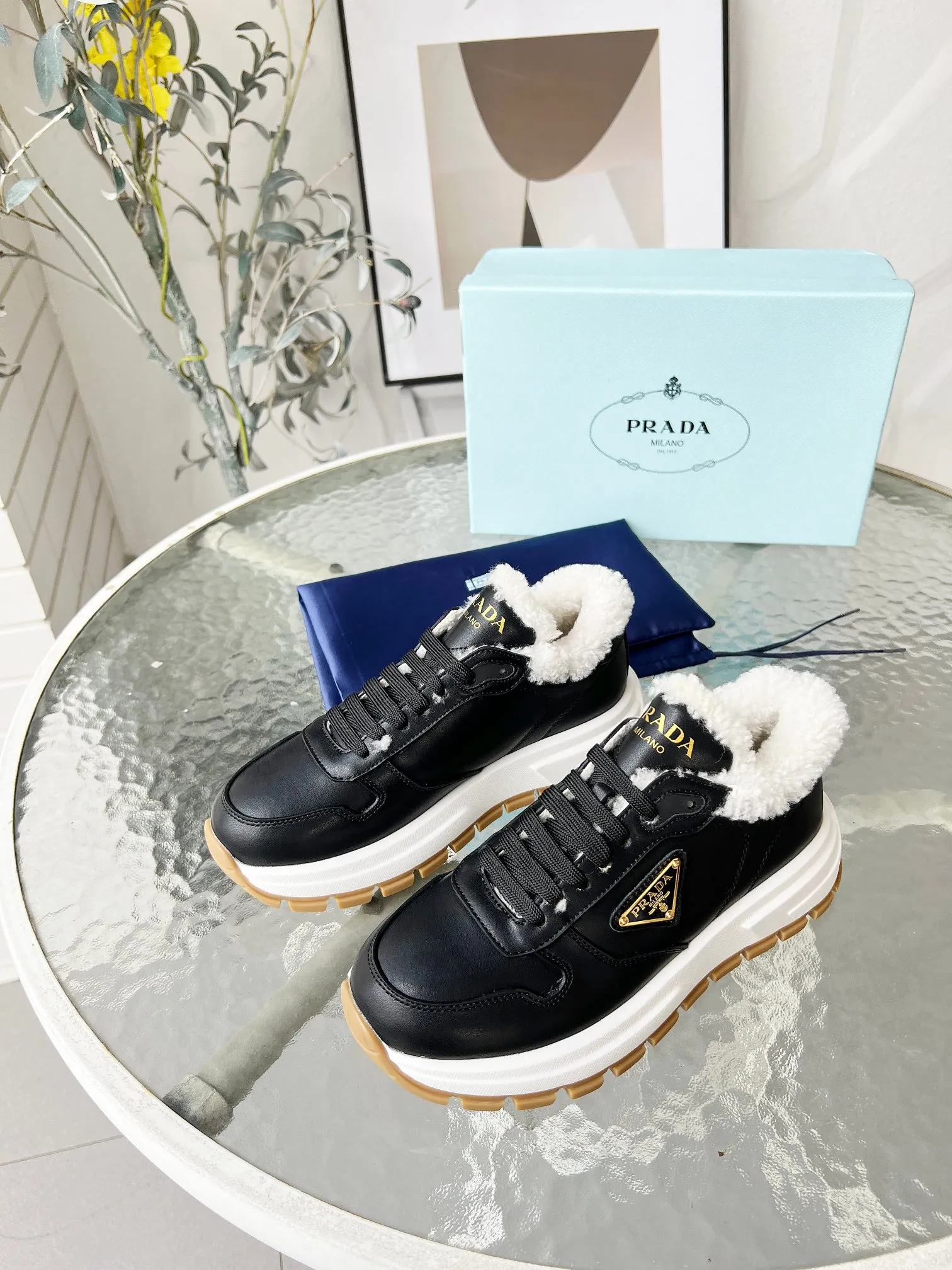 👟👟Ex-factory price 600👟👟 Prada couple model "PRADA.." upgraded version 2024 explosive model is released. , original 1:1 thick sole, fabric silk cowhide lining: sheepskin, foot weight: sheepskin, size 35--46, "Women's model 34.41 is custom-made and non-returnable, Men's model 38.45.46 is custom-made and is non-refundable, two colors black and white